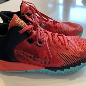 Nike basketball shoes boys’ size 4.5